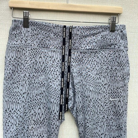 Nike Women Epic Run Tight Fit Dri-Fit Capri crop pant 904916-012 Size Medium - Picture 3 of 9